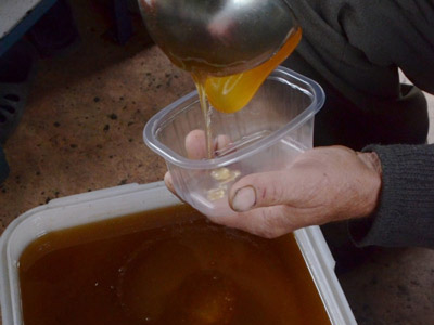 Разливаем мед в пищевом контейнере